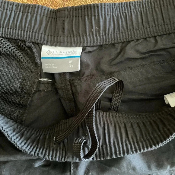 COLUMBIA shorts, black, with pockets, size medium - Picture 2 of 5